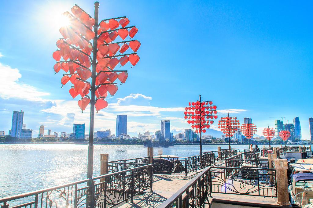 Cầu Tình Yêu Đà Nẵng Điểm Check-in Ngọt Ngào Nhất Thành Phố